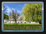 Das weiße Schloss im Hotelgelände