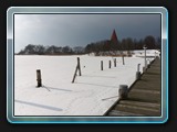Kirchdorfer Hafen im Winter mit Blick zur Kirche