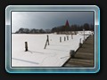 Kirchdorfer Hafen im Winter mit Blick zur Kirche