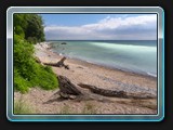 Beginn der Wanderung an der Steilküsten am Ufer der Ostsee. Schon die Wasserfarbe ist durch die Kreideauswaschung interessant.