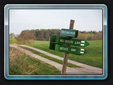 Wegweiser Neu Dobbiner Weg. Links der vorgesehene Wanderweg, Richtung Zietlitz die alternative Route.
