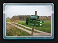 Wegweiser Neu Dobbiner Weg. Links der vorgesehene Wanderweg, Richtung Zietlitz die alternative Route.