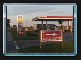 An der Tankstelle geht der Weg hinter dem letzte Haus links in Richtung Inselsee