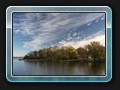 Blick zur Schöninsel von der Brücke über den See