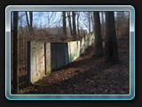 Eingangsmauer auch rechts des Tores