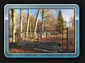 geht man weiter gerade aus, ohne rechts auf den ausgewiesenen Wanderweg zu biegen, gelangt man an ein verschlossenes Tor