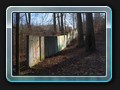 Eingangsmauer auch rechts des Tores