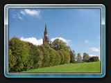 Die Allee mit Blick zur Kirche