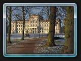 Schlossblick durch Bäume im Winter
