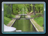 Blick auf den Ludwigsluster Kanal mit seinen Wasserspielen von der Steinbrücke aus.