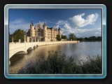 Nun Aufnahme von schönsten Stück von Schwerin, dem Schloss. Zunächst Gesamtaufnahmen aus allen Richtungen. 
Dieser Blick ist der schönste.