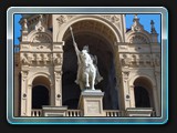 Niklot - Figur am Schloss