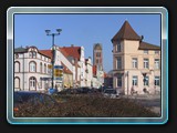 Diese Kreuzung mit Kreisverkehr führt  links weiter zum Hafen.