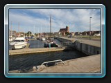 Am Hafen angelangt gehen wir zunächst entlang des neuer Segelerhafen, dem alten Holzhafen.
