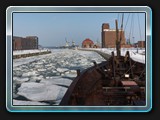 Blick von der Poeler Kogge auf den vereisten Alten Hafen.